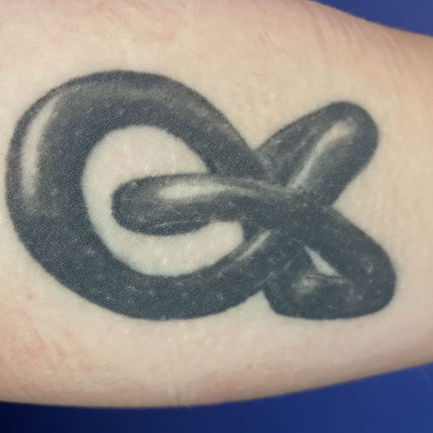 Tatouage moyen sur le bras - densité haute - plus de 5 ans - Mixed - Décoratif